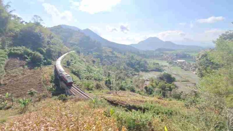 Inilah Panorama Paling Indah Saat Naik Kereta Api di Pulau Jawa