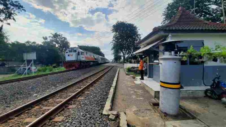Benda Ini Sangat Penting Saat Kereta Api Akan Melintas di Perlintasan, Inilah Bentuk dan Cara Kerjanya