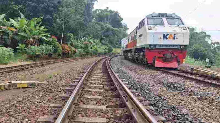 Saat Tikungan Tajam, Rel Kereta Api Dipasangi ‘Rel Paksa’, Yuk Kenali Fungsinya