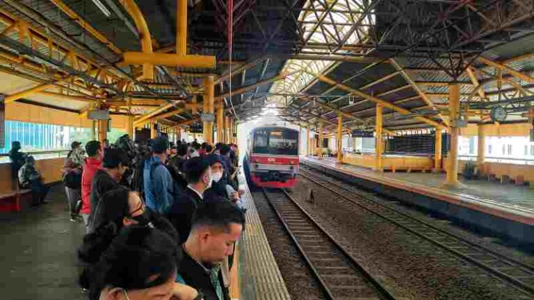 Yuk Disimak, Ini yang Tidak Boleh Dilakukan Saat Kita Naik Kereta Api