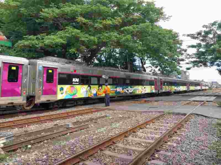 Sambut Hari Kemenangan, Livery Idul Fitri Jadi Hiasan Kereta Api