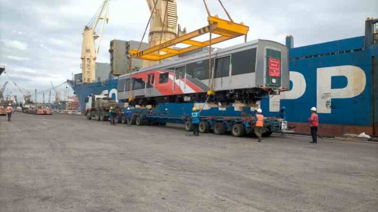 Gelombang Kedua Pengiriman 24 Unit KRL dari Cina Tiba di Tanjung Priok