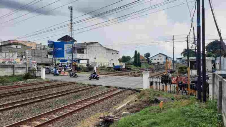 Jangan Terobos! Selalu Utamakan Keselamatan Lalu Lintas Saat di Perlintasan Kereta Api
