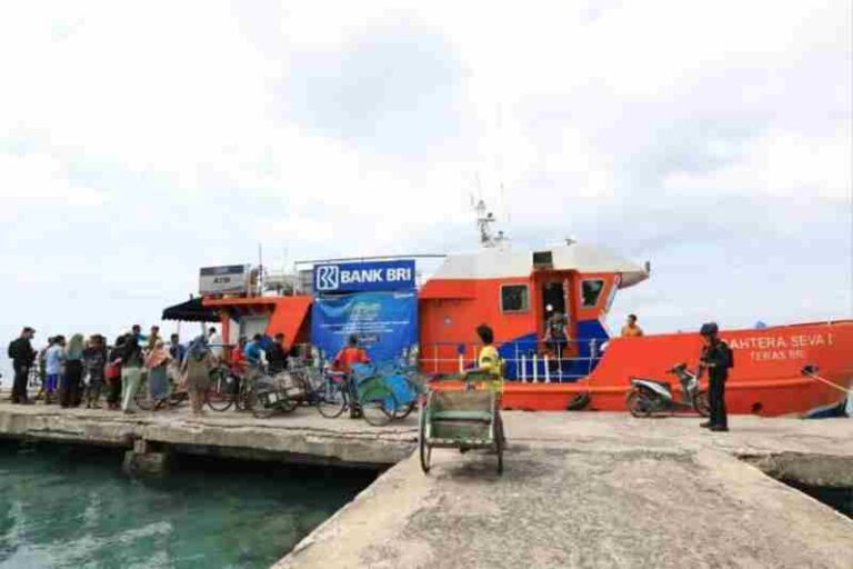 Unik! Di Kepulauan Seribu Ada ATM di Atas Kapal!