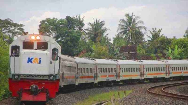 Dua Kereta ‘Mahal’ Ini Masih Bertahan dengan Kursi Tegaknya, Apa Saja Ya?