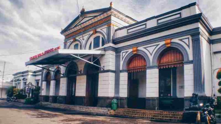 Stasiun Bergaya Artdeco, Segudang Cerita Sejarah Dunia Perkeretaapian di Indonesia