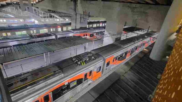 Rayakan 100 Tahun Operasional, ‘Pasukan KRL’ Parade di Stasiun Manggarai dan Tanjung Priok