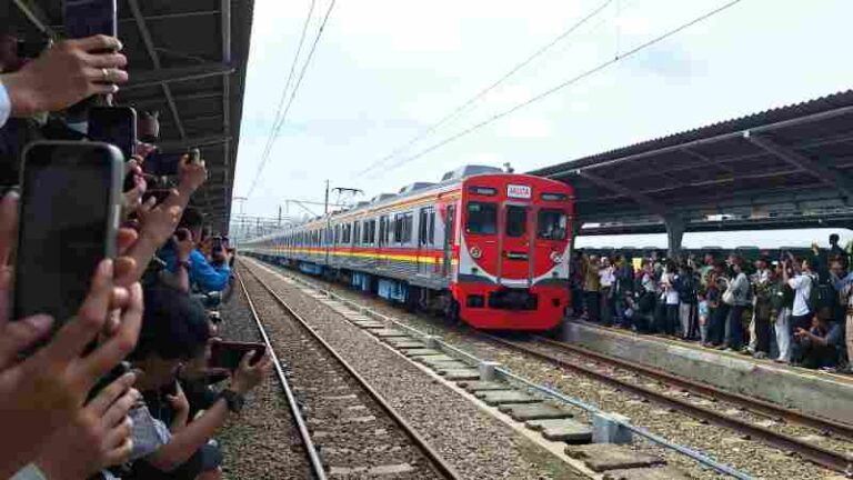 ‘Legend is Back!’ KRL JALITA Kini Bertugas di Jalur Tanjung Priok