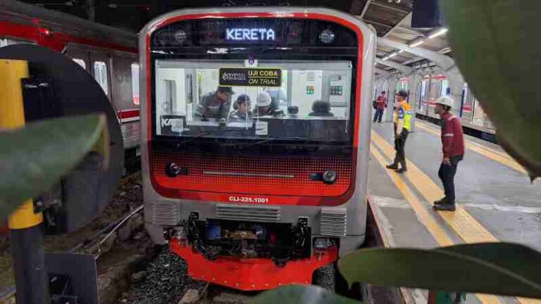 Setelah Dipamerkan, KRL INKA Ini Akhirnya Lakukan Uji Coba Lintas Bogor-Jakarta