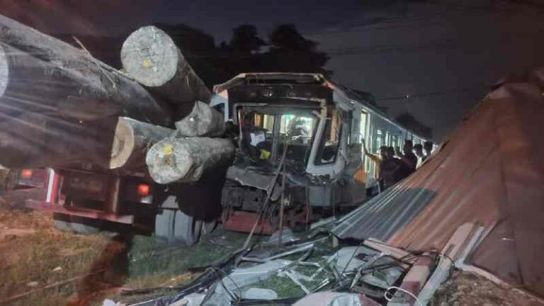 Ditabrak Truk Muatan Kayu Sampai Tembus, Kabin KA Jenggala Ringsek
