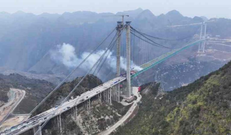 Cina Siap Resmikan Jembatan Tertinggi di Dunia pada Bulan Juni, Pangkas Waktu Tempuh dari 1 Jam Menjadi 1 Menit