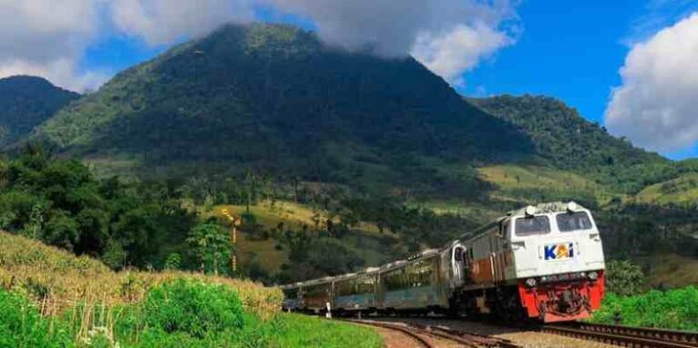 Jelajah Stasiun Lebak Jero, Terpencil dan Pemandangannya Bikin Melongo
