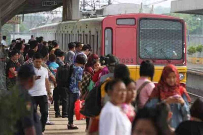 Enggak Mau Desak-desakan? Yuk, Ikuti Tips Naik KRL di Jam Paling Sibuk Agar Tetap ‘Survive’ Enggak Mau Desak-desakan? Yuk, Ikuti Tips Naik KRL di Jam Paling Sibuk Agar Tetap ‘Survive’