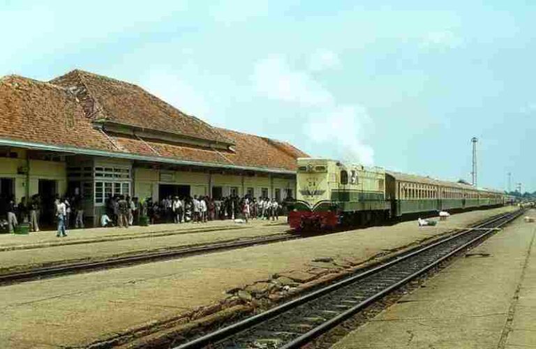 Usianya Lebih dari Satu Abad, Stasiun Karawang Masih Terlihat Megah dan Makin Eksis