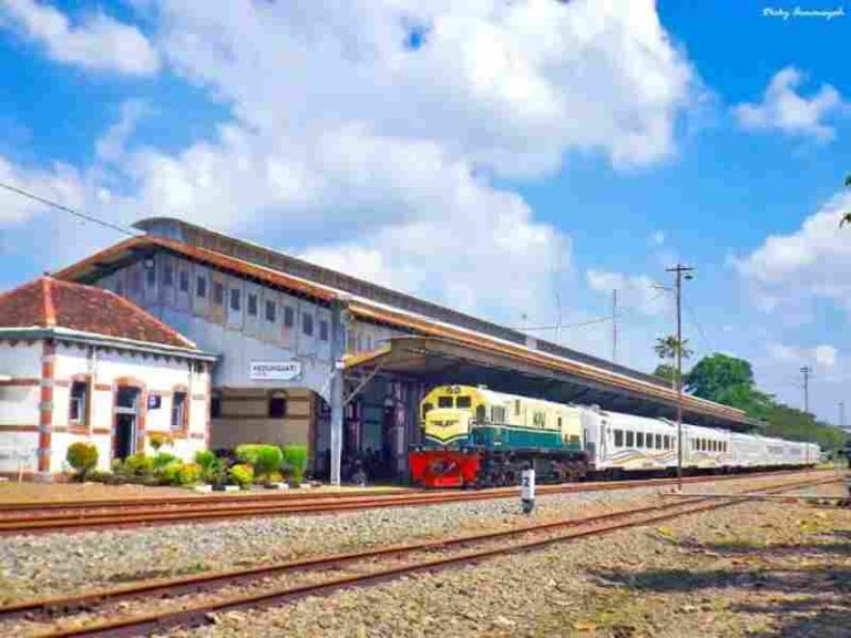 Yuk Kenali Lagi Stasiun-stasiun Kereta Api Tertua yang Masih Aktif Hingga Kini