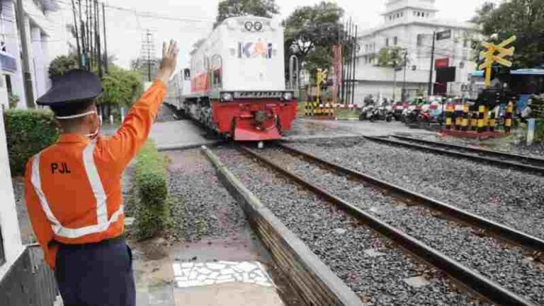 Lawan Ngantuk! Segudang Tantangan Petugas Perlintasan Kereta Api yang Harus Dijalankan