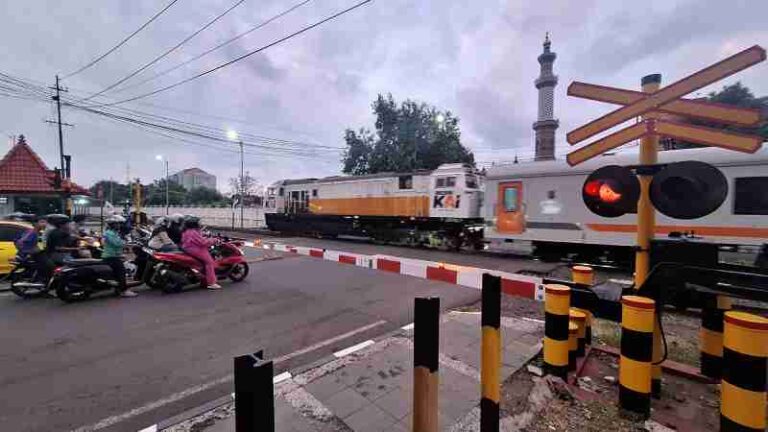 Selain Sosialisasi, Ternyata Solusi Ini Bisa Cegah Kendaraan Terobos Palang Pintu Kereta Api
