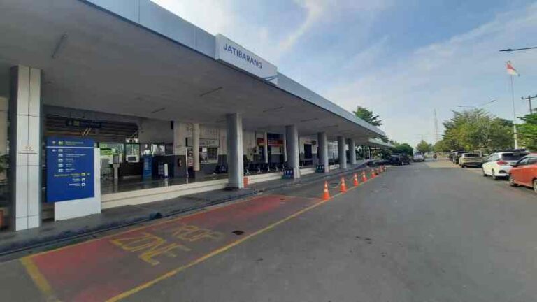 Stasiun Jatibarang, Saksi Sejarah Tugu Presiden Soekarno