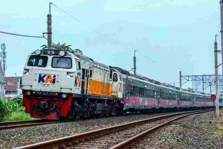 Rayakan HUT RI ke-80, KAI Beri Diskon Tiket dan Tambahan Perjalanan KA