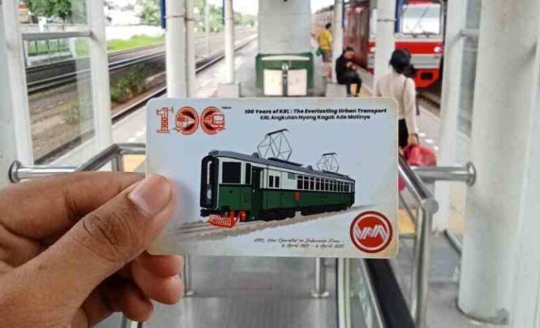 KMT Edisi ‘100 Tahun KRL di Indonesia’ Sudah Bisa Kalian Beli, Ini Daftar Stasiun Penjualnya