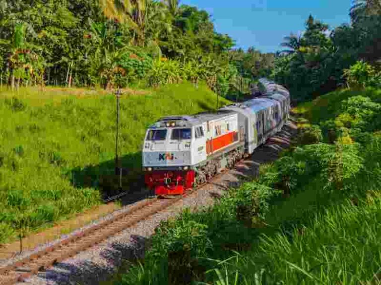 Menakjubkan! Jalur Kereta Api Pasuruan – Banyuwangi Miliki Pemandangan yang Mempesona
