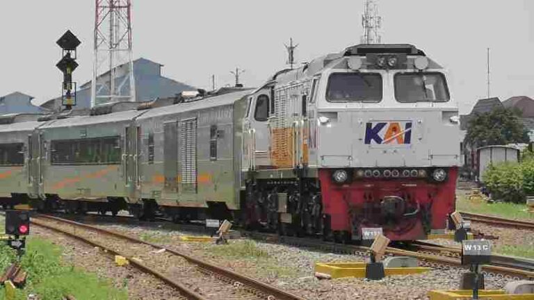 Cuma Rp3000, Bisa Nikmati Kereta Api di Jalur Kulon yang Miliki Nilai Sejarah