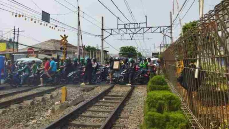 Drama Terjebak Macet Hingga Ancaman Nyawa di Perlintasan Pondok Jati, Solusinya?