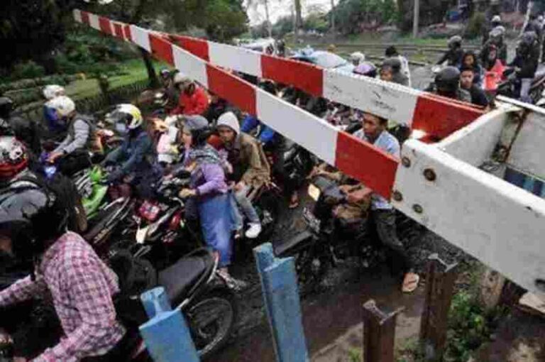 Bahaya! Cuma Biar Cepat Sampai, Sejumlah Kendaraan Bermotor Nekat Melintasi Jalur Kereta Api