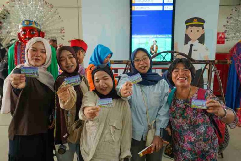 LRT Jabodebek Rayakan HUT Jakarta ke-498, Suguhkan Kuliner Khas Betawi sampai Bagikan KMT Edisi Khusus
