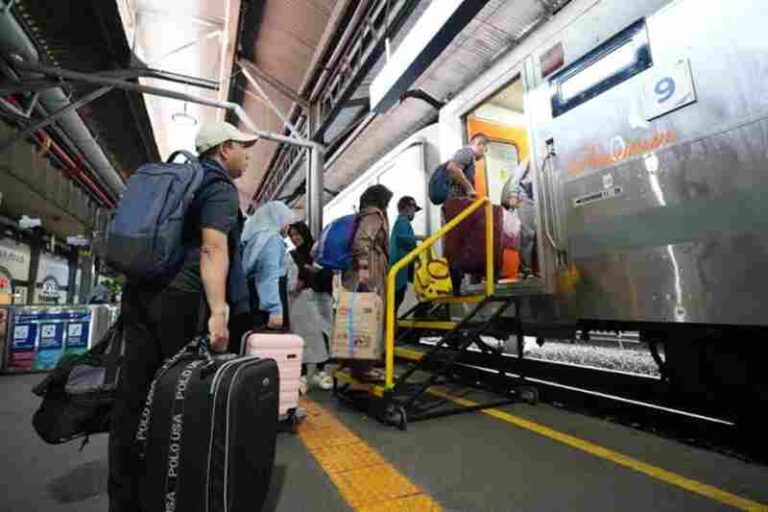 Berlibur Gunakan Kereta Api, Jangan Sampai Lakukan 5 Hal Ini, Apa Saja?