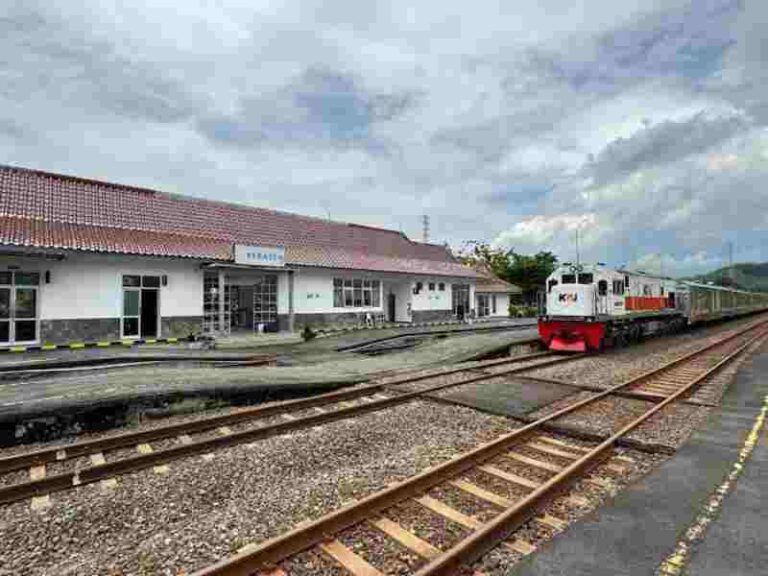 Usianya 108 Tahun, Stasiun Kebasen Tetap Ramai Sejak Berhentinya Dua Kereta Api Ini