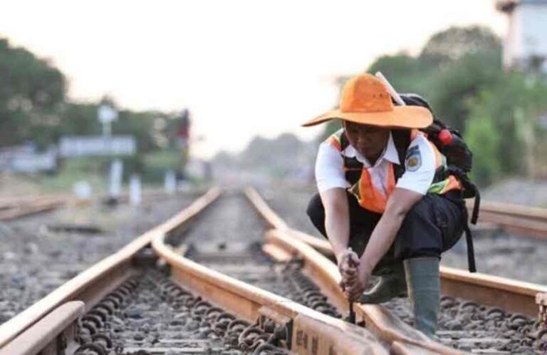 Berjalan Kaki Hingga Belasan Kilometer, Ini yang Dilakukan Petugas Pemeriksa Jalur Kereta Api