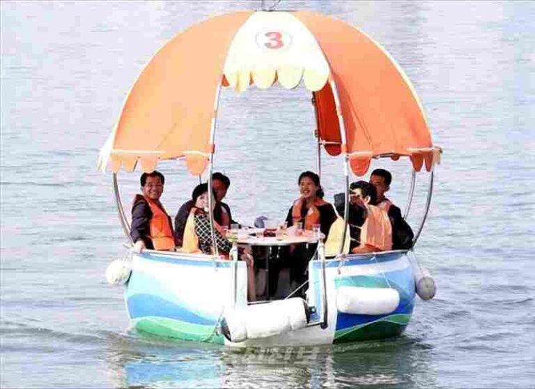 Genjot Pariwisata, Korea Utara Luncurkan Perahu Makan di Sungai Taedong Pyongyang