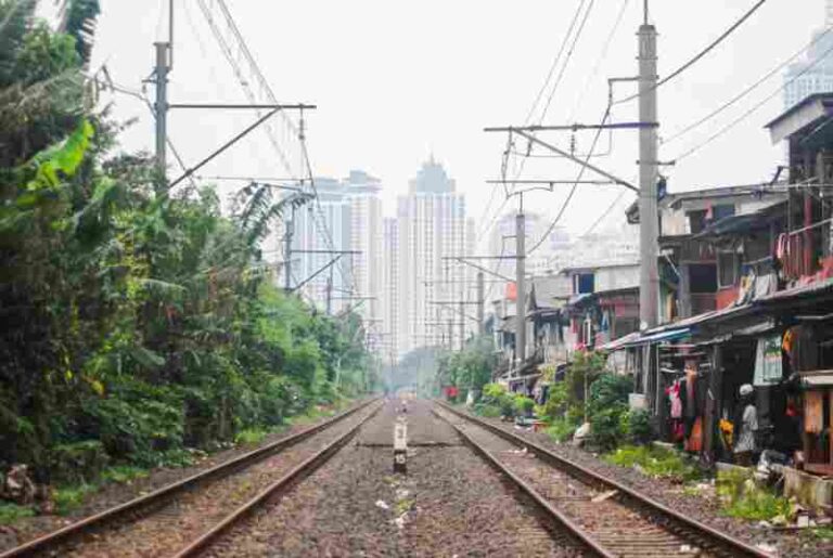 Punya Rumah di Pinggir Rel? Ternyata Ada Keuntungan dan Kerugiannya