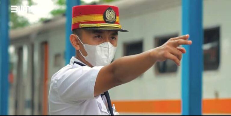 Ini Arti dan Fungsi yang Dilakukan Petugas Stasiun Lakukan ‘Tunjuk-Sebut’ Saat Kereta Api Melintas