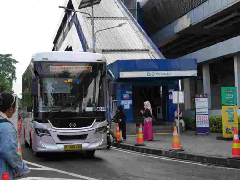 Dilayani 14 Angkutan Penghubung Aktif, Pengguna LRT Jabodebek di Stasiun Harjamukti Terus Naik