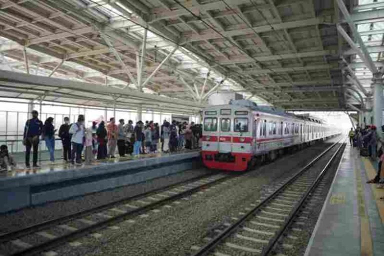 Usianya Semakin Tua, Stasiun Manggarai Tetap Menjadi Pusat Transit KRL Tersibuk Se-Indonesia