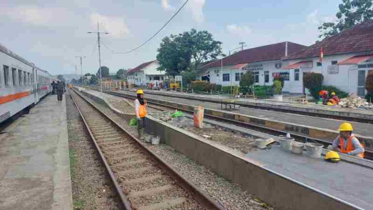 Agar Lebih Nyaman Naik dan Turun Kereta Api, Stasiun Purwakarta Akan Ditambah Peron