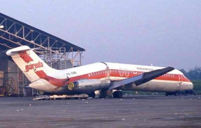 Tiga Kali Terpantul Keras Saat Pendaratan, Pesawat Garuda Indonesia Rusak Parah dan Hampir Terbelah Tiga Kali Terpantul Keras Saat Pendaratan, Pesawat Garuda Indonesia Rusak Parah dan Hampir Terbelah
