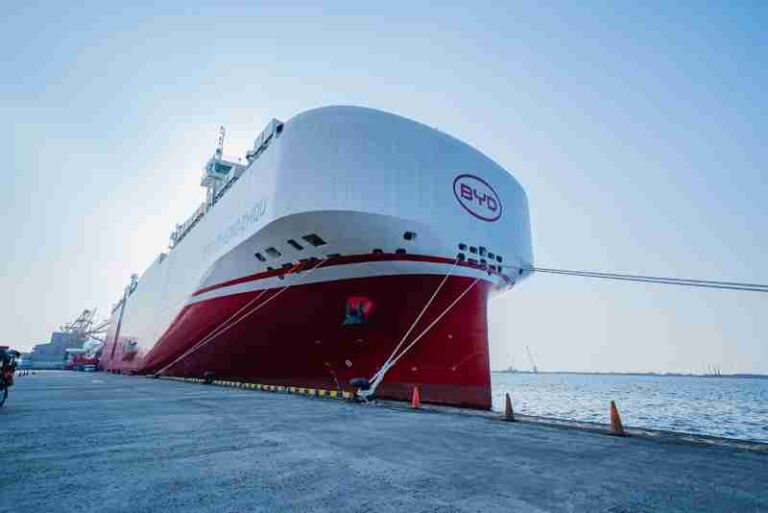 Berbobot Hampir 70.000 Ton dan Angkut 7.000 Mobil, Kapal Kargo RoRo BYD Zhengzhou Sandar di Tanjung Priok