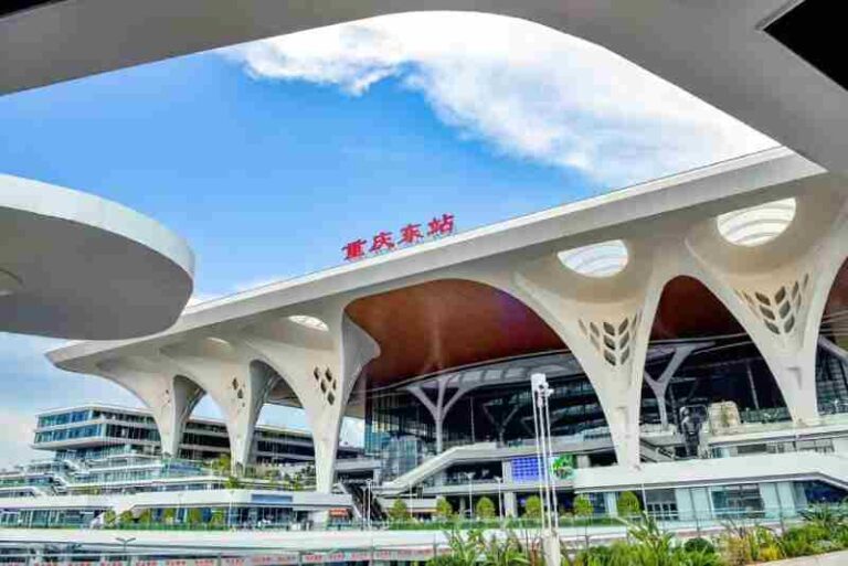 Cina Resmikan Stasiun Chongqing Timur  – Stasiun Kereta Terbesar di Dunia, Luasnya Setara 170 Lapangan Sepak Bola