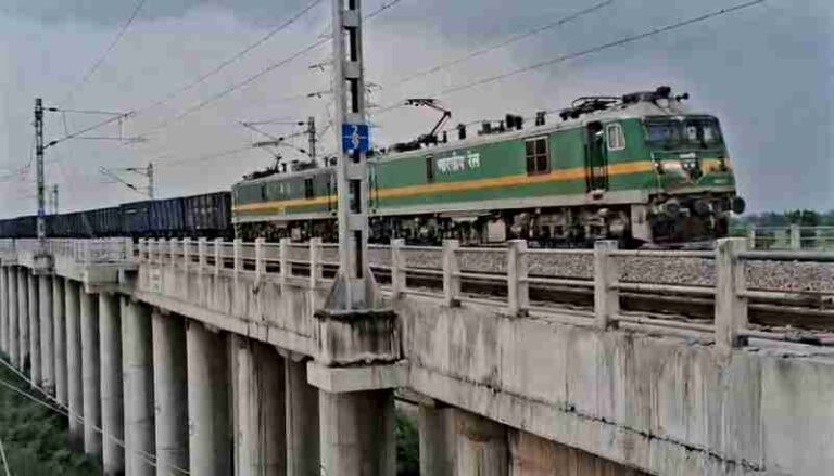 ‘Rudrastra’ – Kereta Barang Terpanjang di India dengan Tujuh Lokomotif dan 354 Gerbong