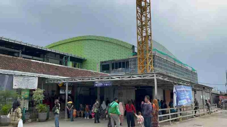 Sebelum Naik Kereta Lokal, Penumpang Wajib Lakukan Ini di Stasiun Rangkasbitung