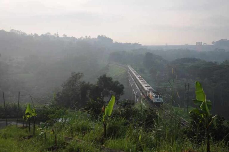 Berusia Lebih dari Seabad, Jembatan Lahor Lokasi Terfavorit Penumpang Kereta Api