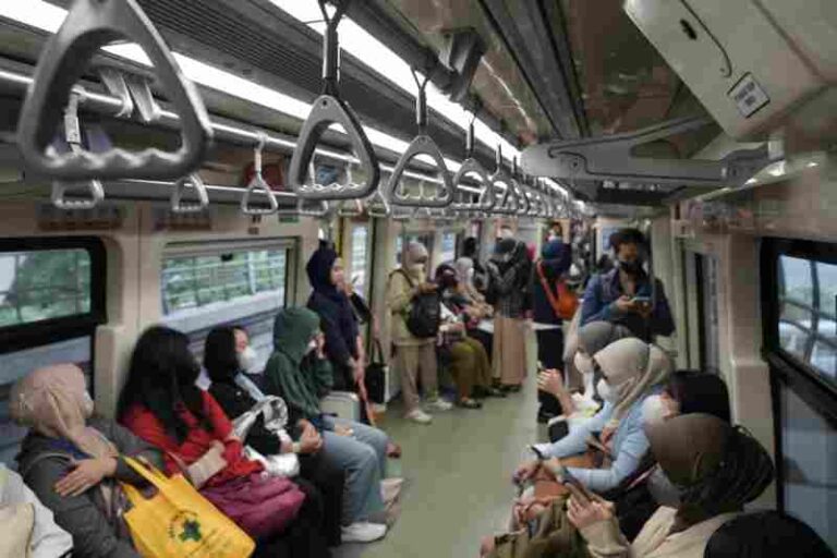 Jelang Dua Tahun Beroperasi, LRT Jabodebek Layani 42,48 Juta Pengguna