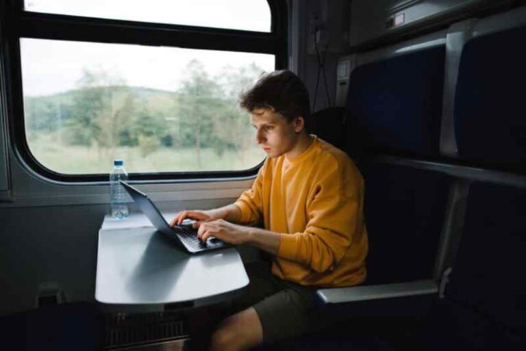 Bekerja dengan Laptop di Kereta Restorasi? Menarik Tapi Bisa Berujung Kepala Pusing