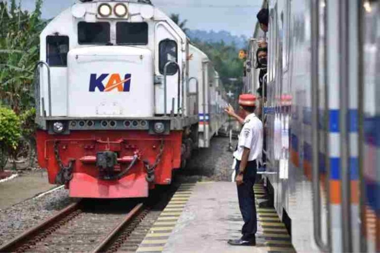 Cukup dengan Rp8.000 Sudah Bisa Merasakan Lewati Dua Terowongan Kereta Bersejarah
