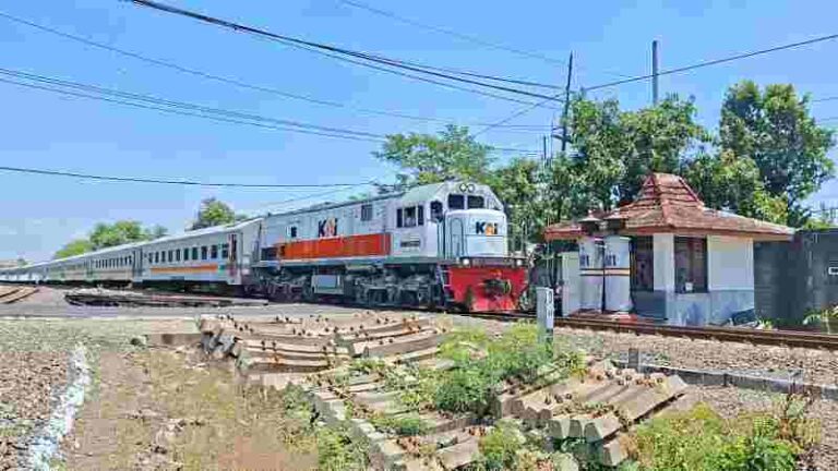 Fungsi Ganda! Kenapa Palang Pintu Perlintasan Kereta Wajib Punya Dua Bel/Lonceng?