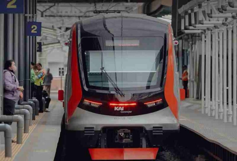 Warga Kecewa! Ini yang Membuat KRL Batal Sampai Stasiun Karawang