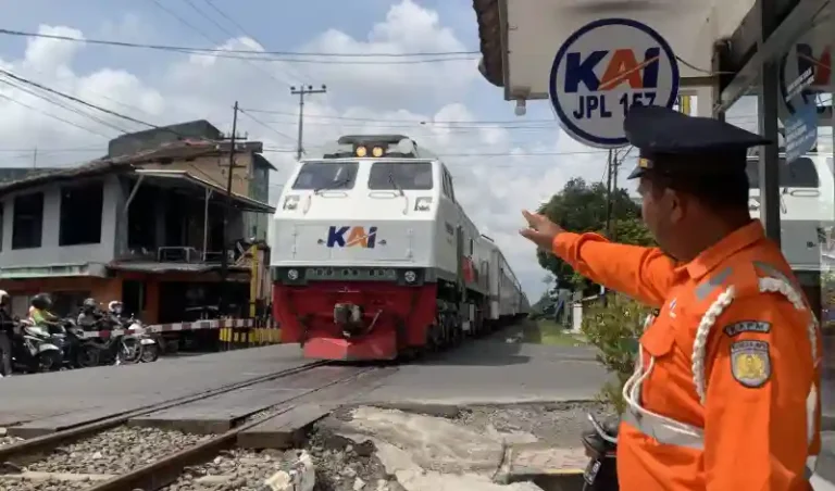 Inilah Deretan Fakta Seorang Penjaga Perlintasan yang Selamatkan Banyak Nyawa Manusia